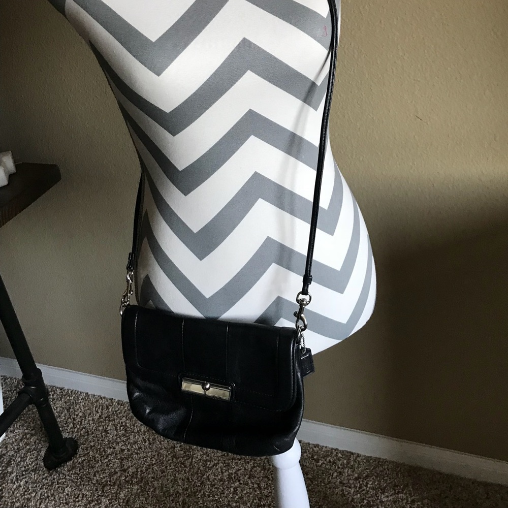 💃🏻 Coach crossbody or clutch. 💃🏻